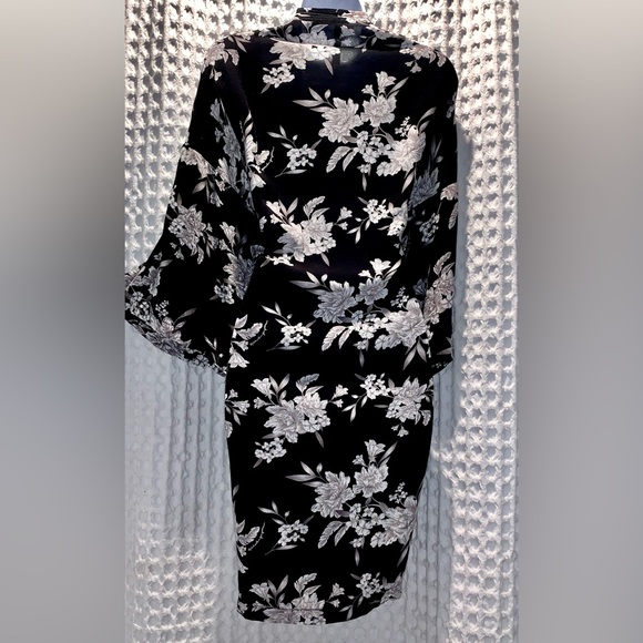 Spiritual Gangster Black and White Floral Tie Front Kimono Robe • - Picture 4 of 7